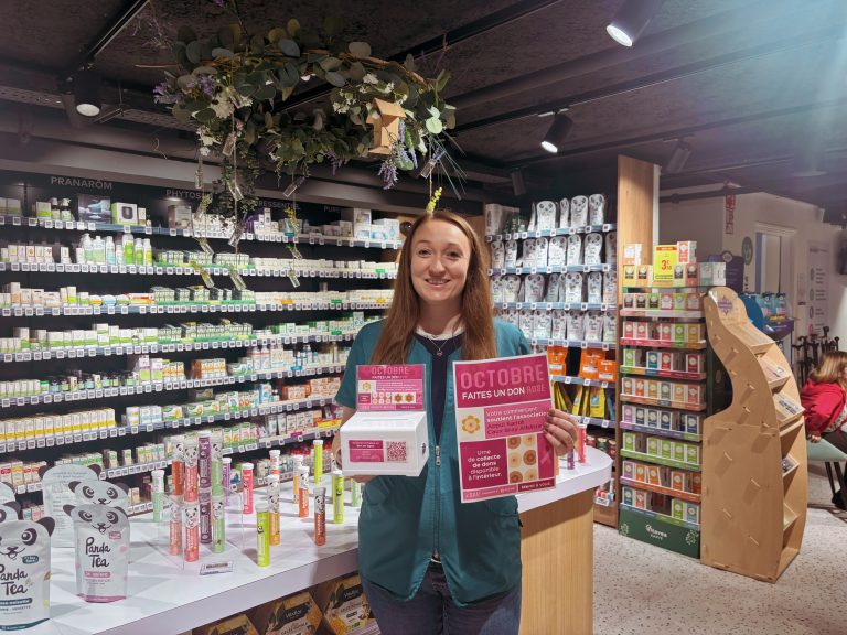 Pharmacie du Belvédère Urne de dons octobre rose appui sante cba caux bray albâtre dieppe