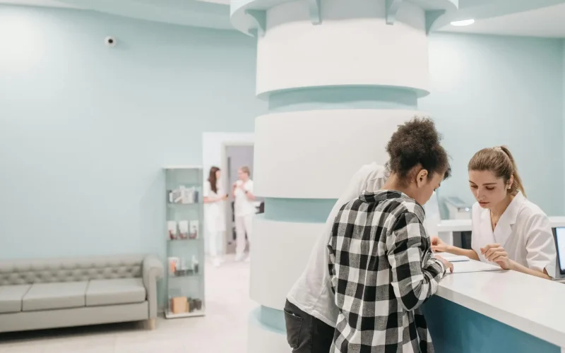 Accueil hôpital patient rendez-vous docteur